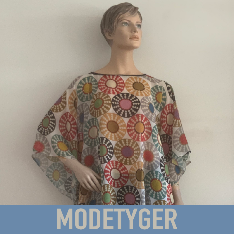 Det färgstarka mönstret Zoé är tryckt på en tunn georgette i polyester. Ett tunt tyg ien enkel rundskuren modell.